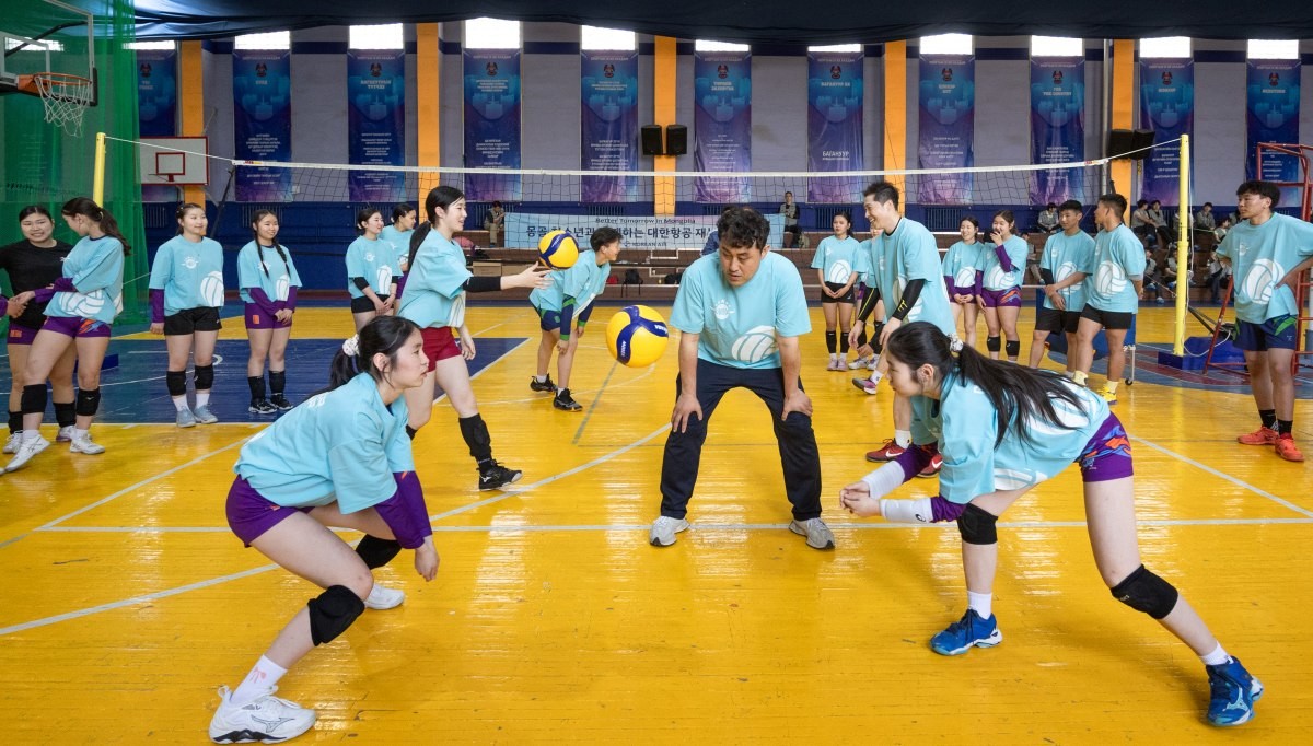 몽골 군갈루타이 국립학교와 볼로브스롤 국립학교를 찾아 점보스 배구교실 봉사활동을 진행하는 모습. / 대한항공 제공