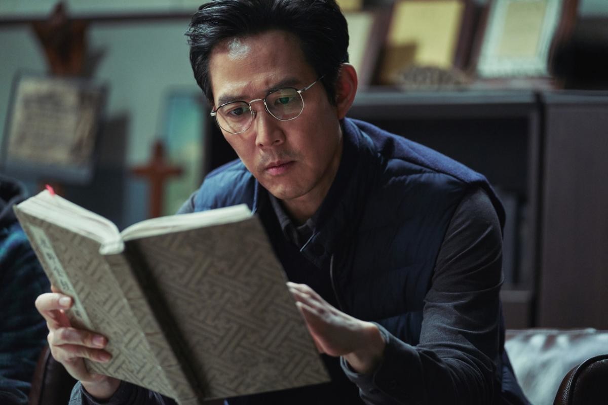 故 탁명환 소장은 영화 '사바하' 이정재가 연기한 캐릭터의 실제 모델로 알려져 있다. / CJ ENM 제공