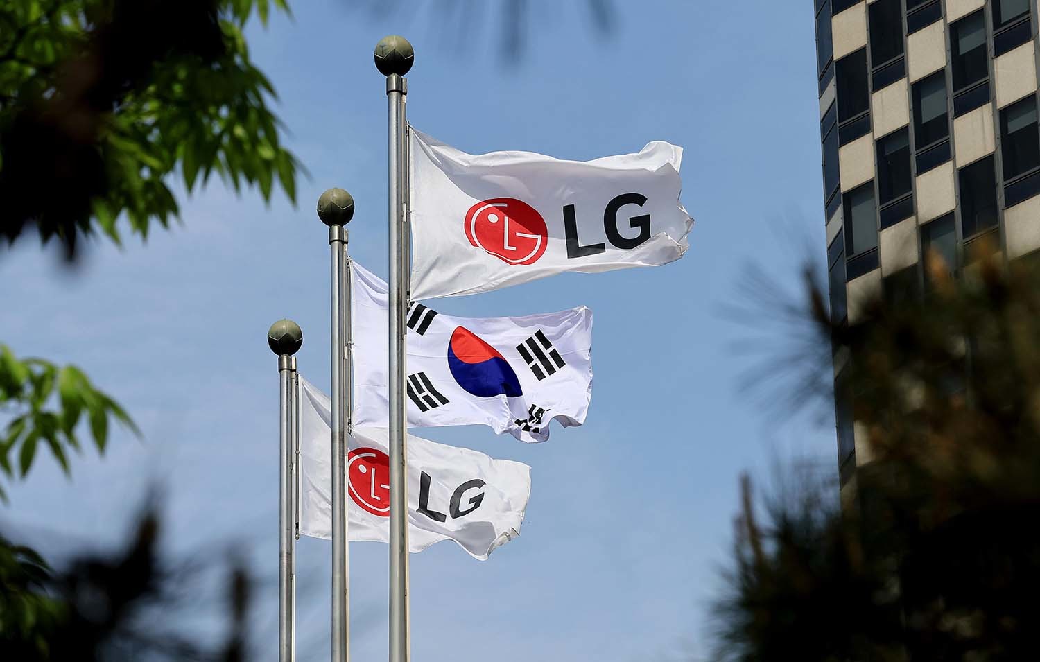 서울 영등포구 LG트윈타워 앞에 설치된 깃발이 휘날리는 모습. / 뉴스1