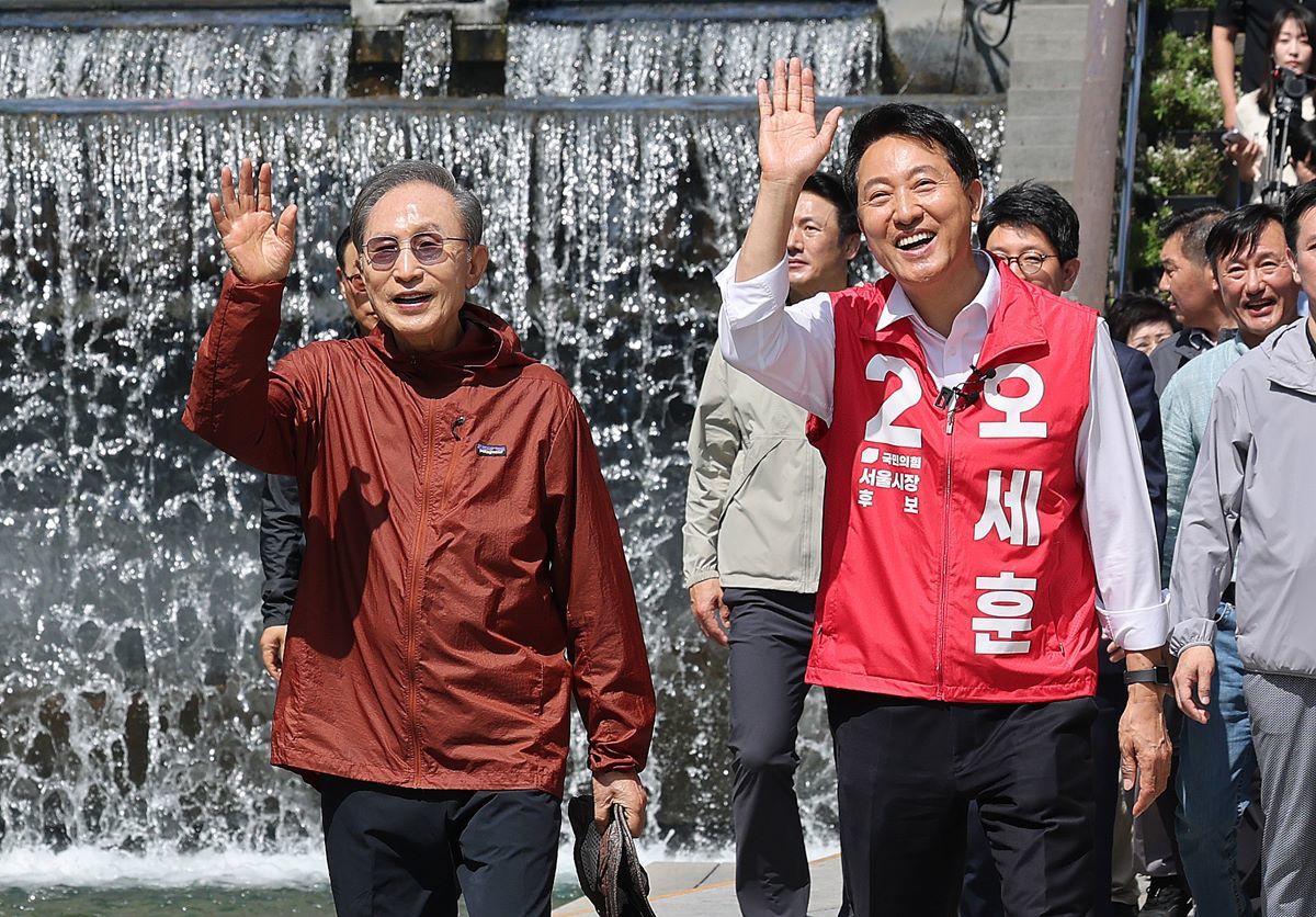 오세훈, MB에 “마음속 스승”…스승의 날 청계천 함께 걸어 