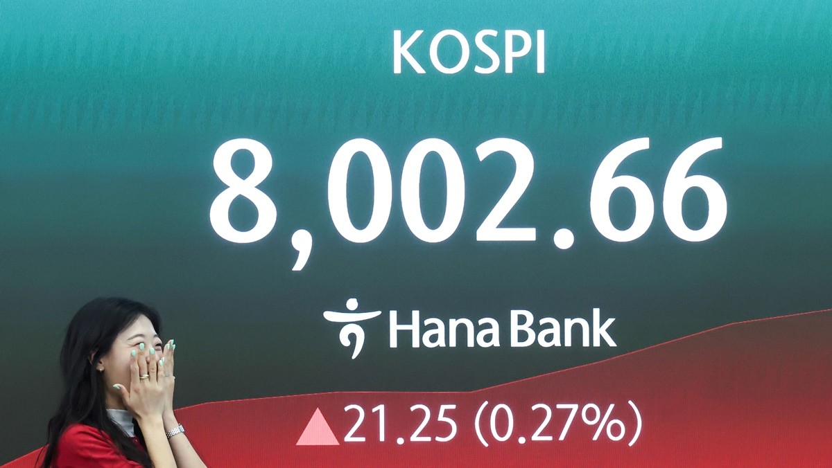 코스피가 개장 직후 8000선을 넘어 사상 최고치를 기록한 15일 오전 서울 중구 하나은행 본점 딜링룸 전광판에 코스피 지수가 표시되고 있는 모습 / 뉴스1