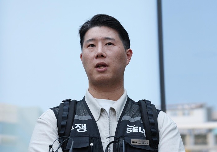 최승호 초기업노조 삼성전자지부 위원장이 13일 경기 수원시 영통구 수원지방법원에서 열린 삼성전자 노조 위법 쟁의행위 금지 가처분 신청 2차 심문을 마치고 나와 취재진의 질문에 답하고 있다. 2026.5.13/뉴스1