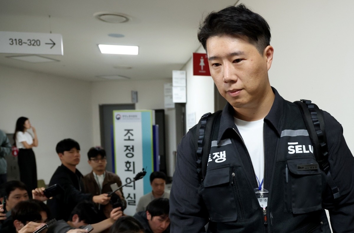 최승호 초기업노조 삼성전자지부 위원장이 지난 13일 새벽 세종시 정부세종청사 중앙노동위원회에서 열린 사후조정 회의가 최종 결렬되며 협상장을 떠나고 있다. / 뉴스1