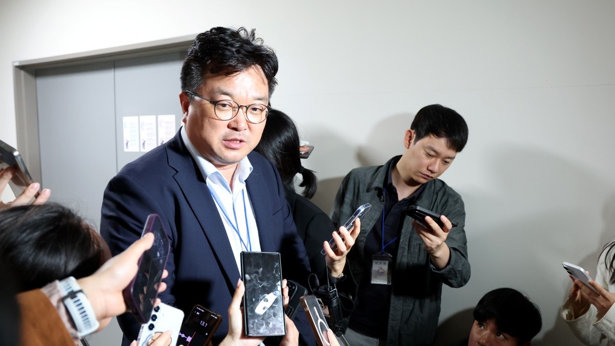 김형로 삼성전자 부사장이 지난 13일 세종시 정부세종청사 중앙노동위원회 열린 사후조정회의가 결렬된 후 회의장을 떠나며 취재진의 질문에 답하고 있다. / 뉴스1