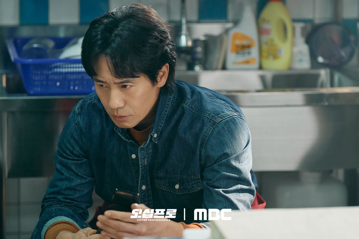 드라마 '오십프로'에서 전 국정원 요원 정호명을 연기한 신하균 / MBC