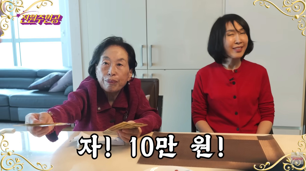 촬영 스태프들에게 현금 10만원을 건네는 전원주 / 유튜브 '전원주_전원주인공'