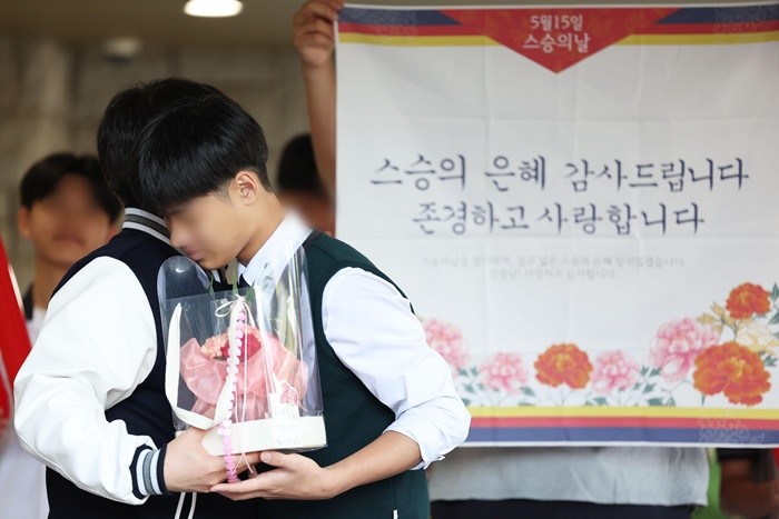 스승의 날인 15일 오전 광주 남구에 위치한 인성고등학교에서 한 학생이 선생님에게 카네이션을 건네고 있다. 2026.5.15/뉴스1