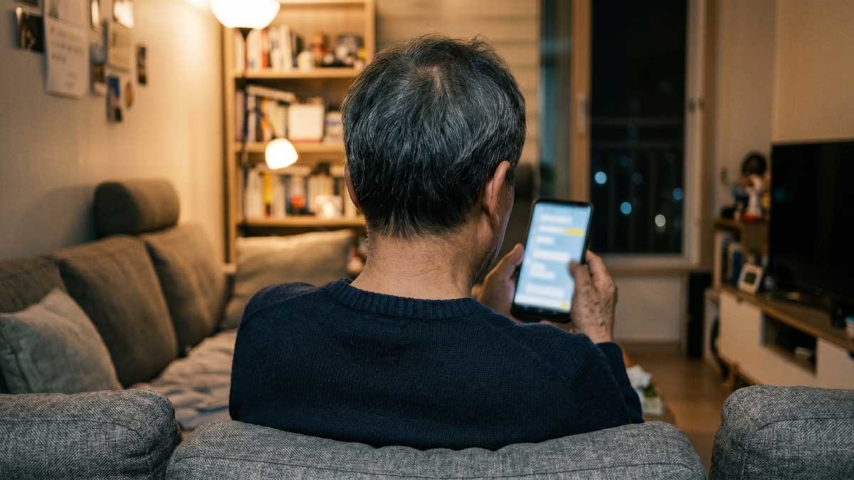 단톡방을 보고 있는 모습. 기사 이해를 돕기 위해 AI로 제작된 이미지. / 위키트르