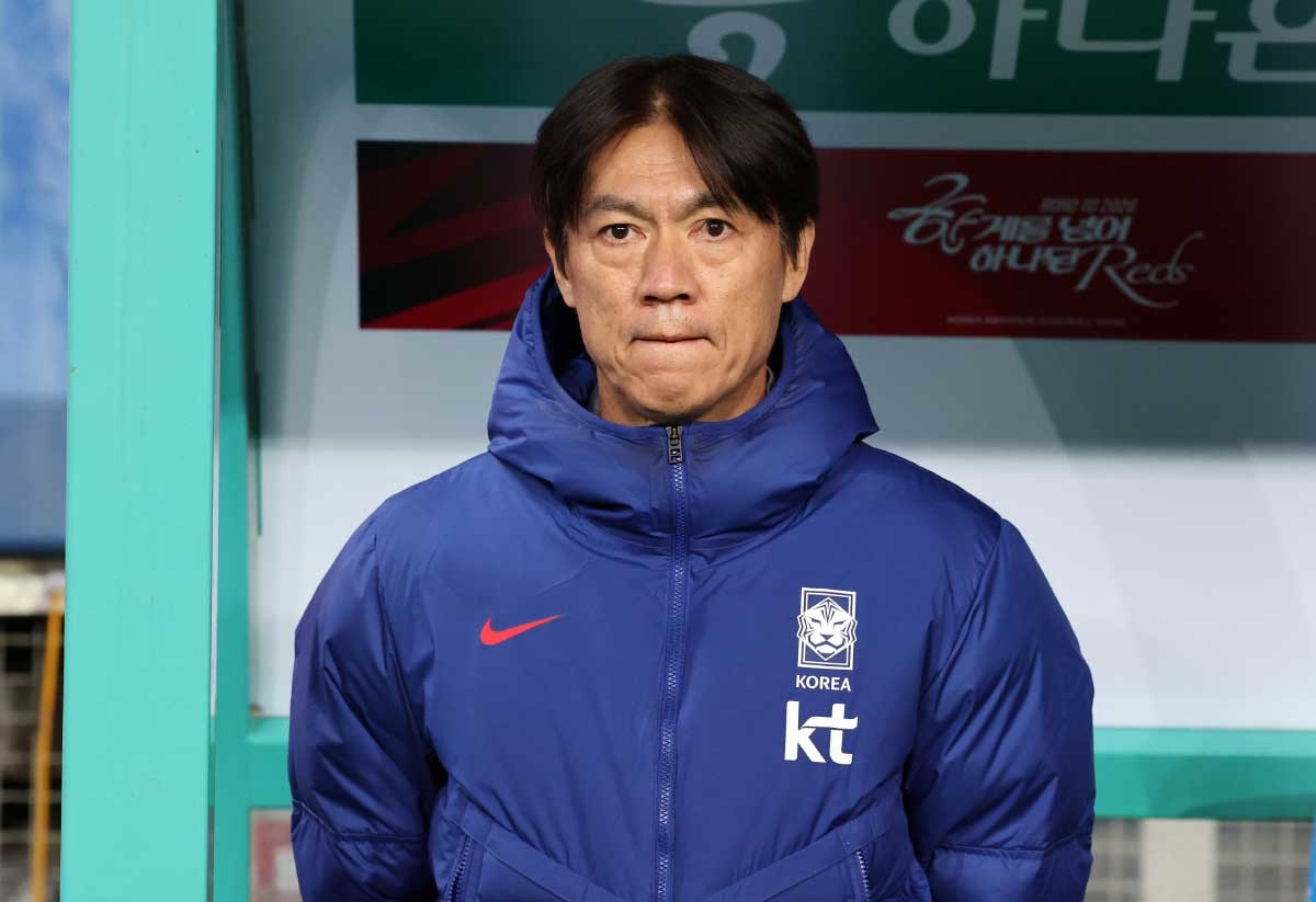 지난해 14일 오후 대전 유성구 대전월드컵경기장에서 열린 ‘하나은행 초청 국가대표팀 친선경기’ 대한민국과 볼리비아의 경기에서 홍명보 감독이 피치를 바라보고 있다. / 뉴스1