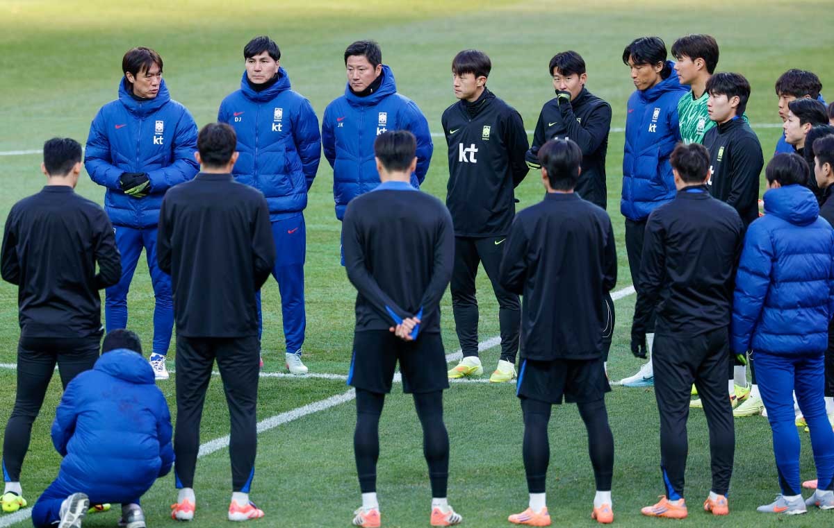 대한민국 남자 축구 국가대표팀 홍명보 감독이 지난해 11월 17일 오후 서울 마포구 월드컵경기장에서 올해 마지막 A매치 가나와의 평가전을 하루 앞두고 공식 훈련에 앞서 선수들을 격려하고 있다.  / 뉴스1
