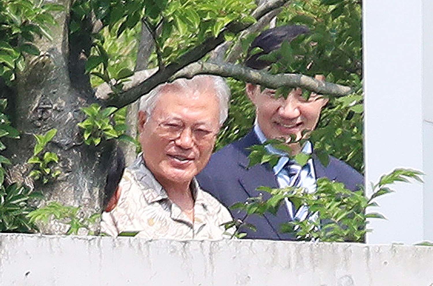 문재인 전 대통령과     경기 평택을 국회의원 재선거 출마자인 조국 조국혁신당 후보. 조 후보가 지난해 8월 24일 경남 양산시 하북면 평산마을에 있는 문 전 대통령 사저를 방문해 문 전 대통령을 만났을 때의 모습이다. / 뉴스1