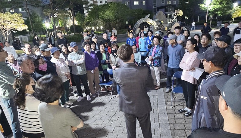 무등산센트럴파크아파트 비상대책위원회와 입주민들은 14일 오후 7시 해당 아파트 광장에서 지능형 홈네트워크 교체 공사 관련해서 대규모 입주민 총회를 열었다. / 노해섭 기자