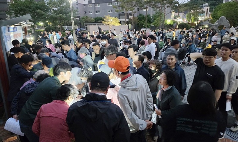 무등산센트럴파크아파트 비상대책위원회와 입주민들은 14일 오후 7시 해당 아파트 광장에서 지능형 홈네트워크 교체 공사 관련해서 대규모 입주민 총회를 열었다. / 노해섭 기자
