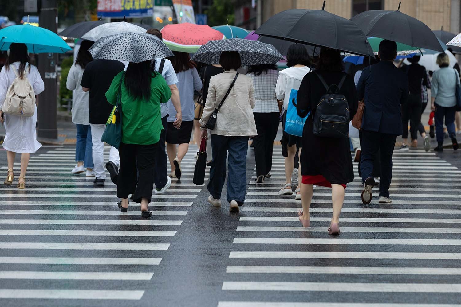 서울 세종대로사거리에서 우산을 쓴 출근길 시민이 발걸음을 재촉하고 있다. / 뉴스1 자료사진