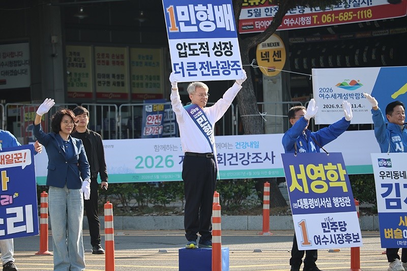 민형배 후보는 15일 오전 7시 30분부터 1시간 동안 여수 쌍봉사거리에서 출근하는 시민들에게 밝은 표정으로 인사를 건네며 동부권 표심 잡기에도 공을 들였다. / 민형배 후보 선거사무소