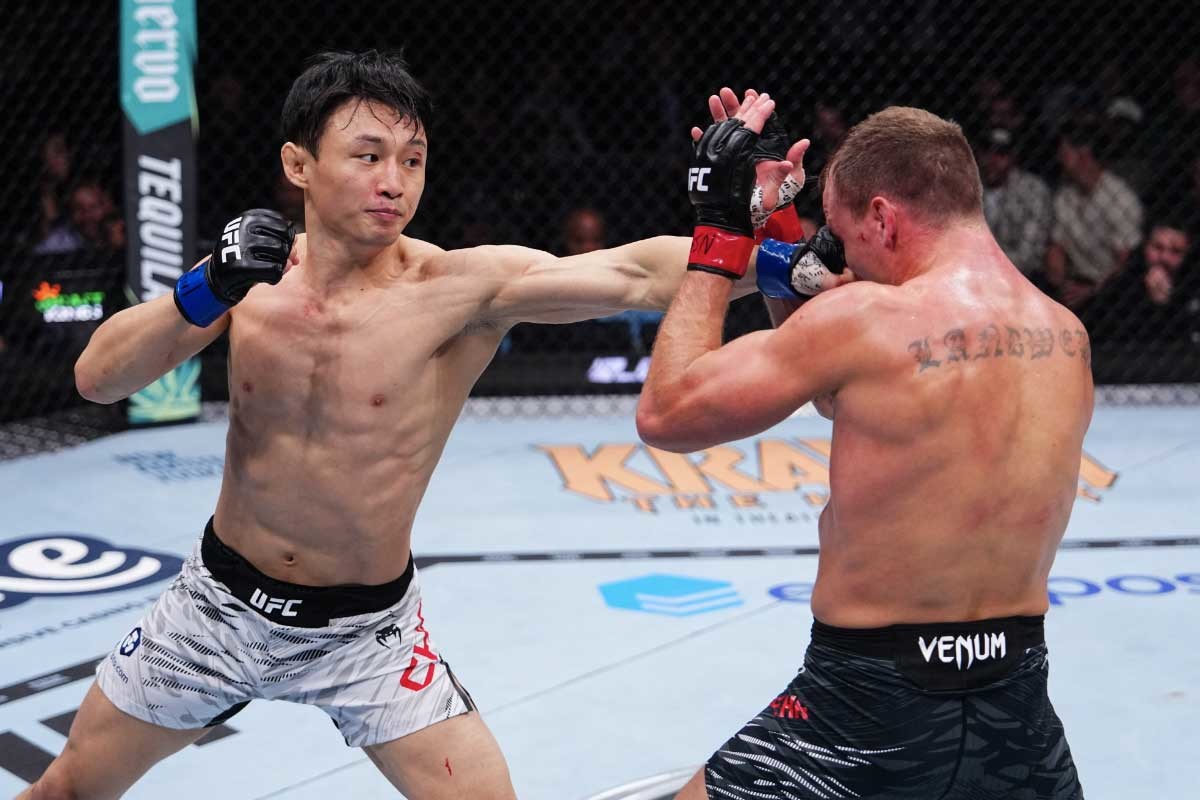 UFC 경기 중 최두호(왼쪽)가 펀치를 날리고 있다. / 뉴스1, UFC