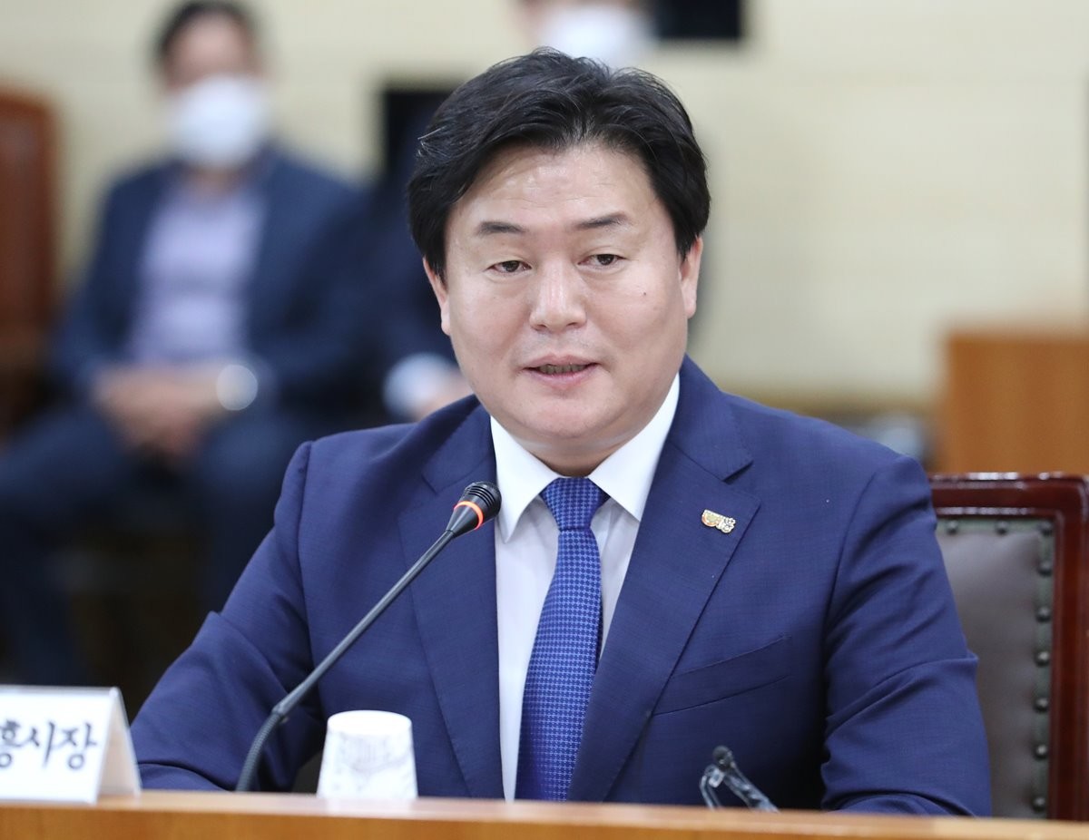 경기 시흥시장을 두 번 지낸 임병택 더불어민주당 시흥시장 후보 모습. 중앙선거관리위원회에 따르면 15일 오후 6시 기준으로 경기 시흥시장 선거에 임병택 후보를 제외한 다른 정당 또는 무소속 출마 후보 등록은 없었다. 이런 경우 현행 공직선거법은 투표를 실시하지 않고 선거일에 해당 후보자를 당선인으로 결정하도록 규정하고 있다. 이에 따라 임병택 후보는 지방선거 당일인 다음 달 3일까지 후보자 신분을 유지하고 이후 당선증을 교부받으면 공식적으로 시흥시장이 된다. 현직 시장으로 3선 도전에 사실상 성공한 임병택 후보는 수도권에서 처음으로 기초단체장 선거에서 투표 없이 당선된 첫 사례가 됐다. / 연합뉴스