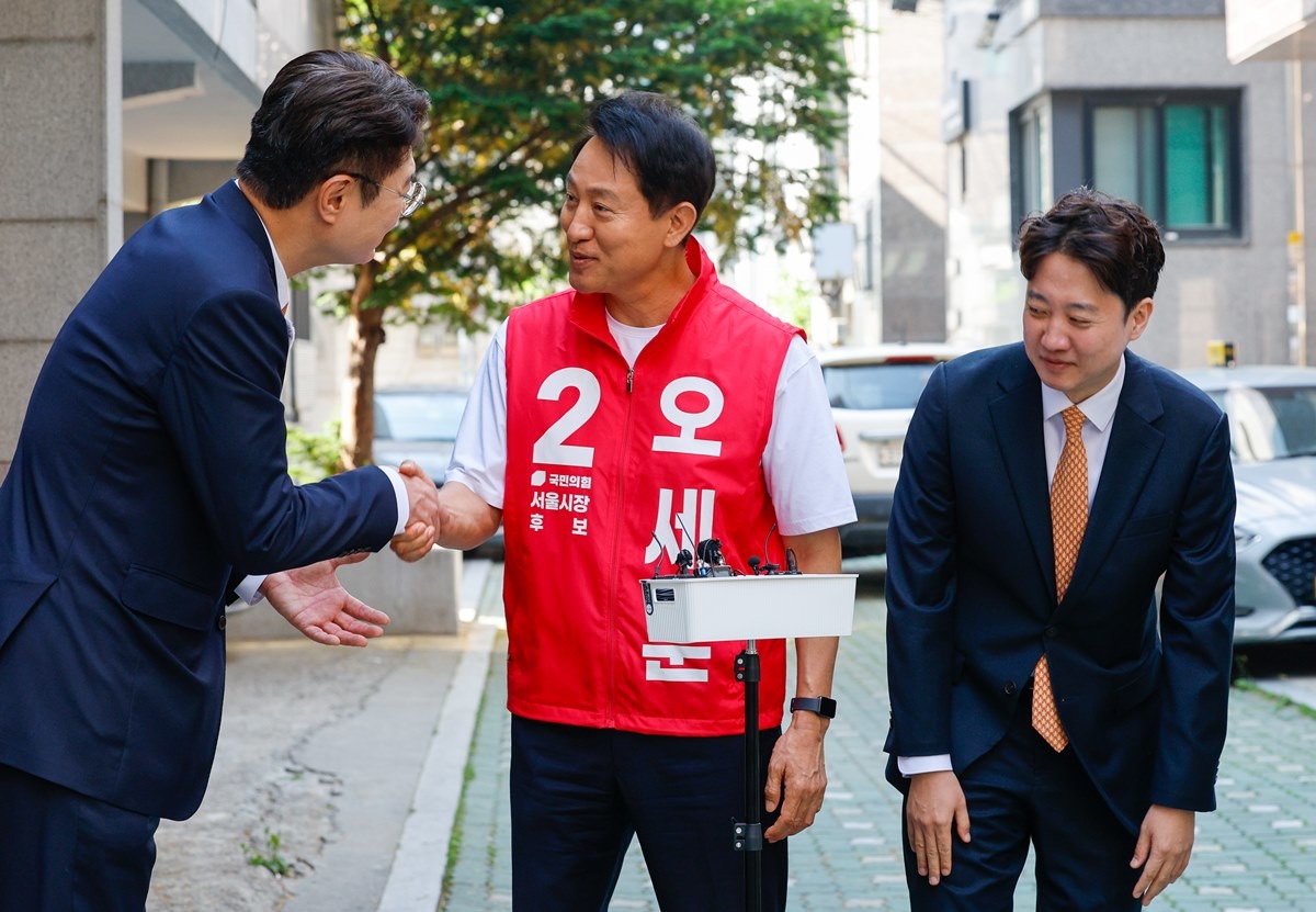 오세훈 국민의힘, 김정철 개혁신당 서울시장 후보가 16일 오전 서울 노원구 공릉로의 원룸을 찾아 20대 청년 대학생의 애로사항을 청취한 뒤 악수하고 있다. 오른쪽은 이준석 개혁신당 대표. / 뉴스1