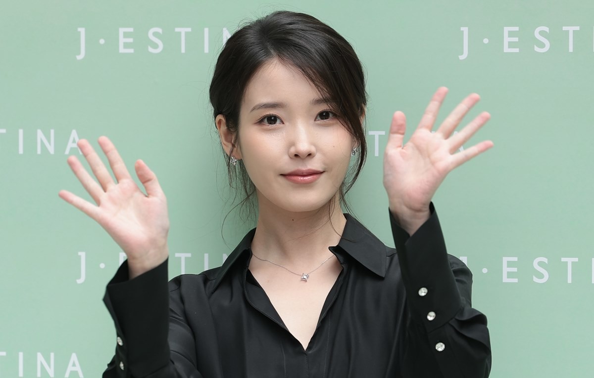 배우 겸 가수 아이유가 지난 11일 서울 송파구 제이에스티나 본사 쇼룸에서 열린 포토콜 행사에 참석해 포즈를 취하고 있다.  / 뉴스1
