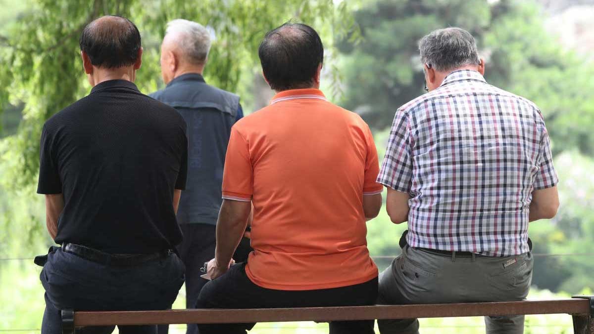공원에 앉아 있는 모습. / 뉴스1