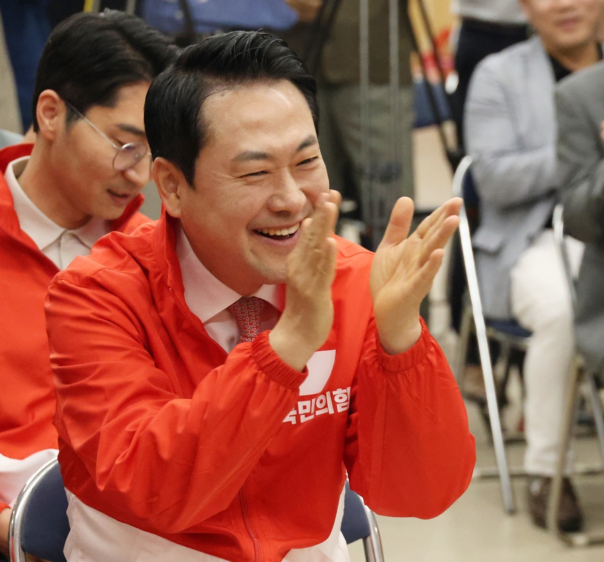 장동혁 국민의힘 대표가 16일 전북 전주시 완산구 국민의힘 전북도당에서 열린 전북 선거대책위원회 발대식 및 필승결의대회에서 활짝 웃고 있다.     장 대표는 이날 '현재 호남은 민주당이 사실상 모든 정치권력을 장악하고 있는 구조'라며 '이런 상황에서 국민의힘이 끊임없이 진정성을 보이고 호남 발전을 위한 구체적인 대안과 노력을 제시해야만 안주하고 있던 민주당 정치인들도 위기감을 느끼고 비로소 지역을 위해 움직이기 시작할 것'이라고 밝혔다.     / 연합뉴스