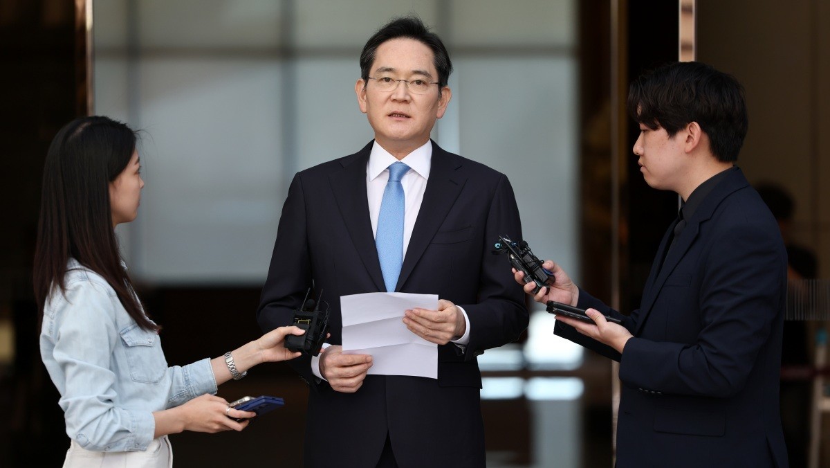 해외 출장을 마치고 귀국한 이재용 삼성전자 회장이 16일 서울 김포비즈니스항공센터(SGBAC)에서 입장문을 읽고 있다. / 연합뉴스