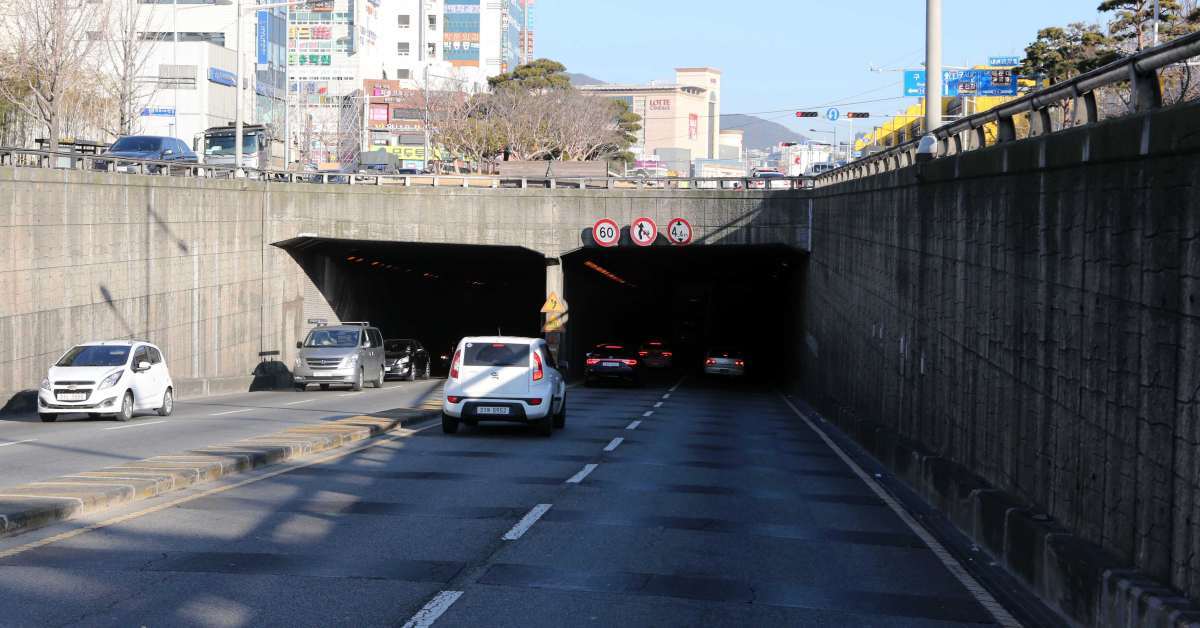 지난달 보수한 부산 도로, 또 푹 꺼졌다… 차량 통행 전면 통제