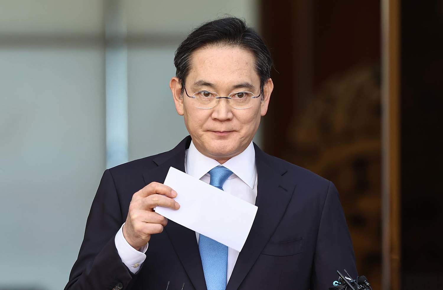 이재용 삼성전자 회장이 16일 서울 강서구 서울김포비즈니스항공센터로 귀국하며 주머니에서 입장문을 꺼내고 있다. / 뉴스1