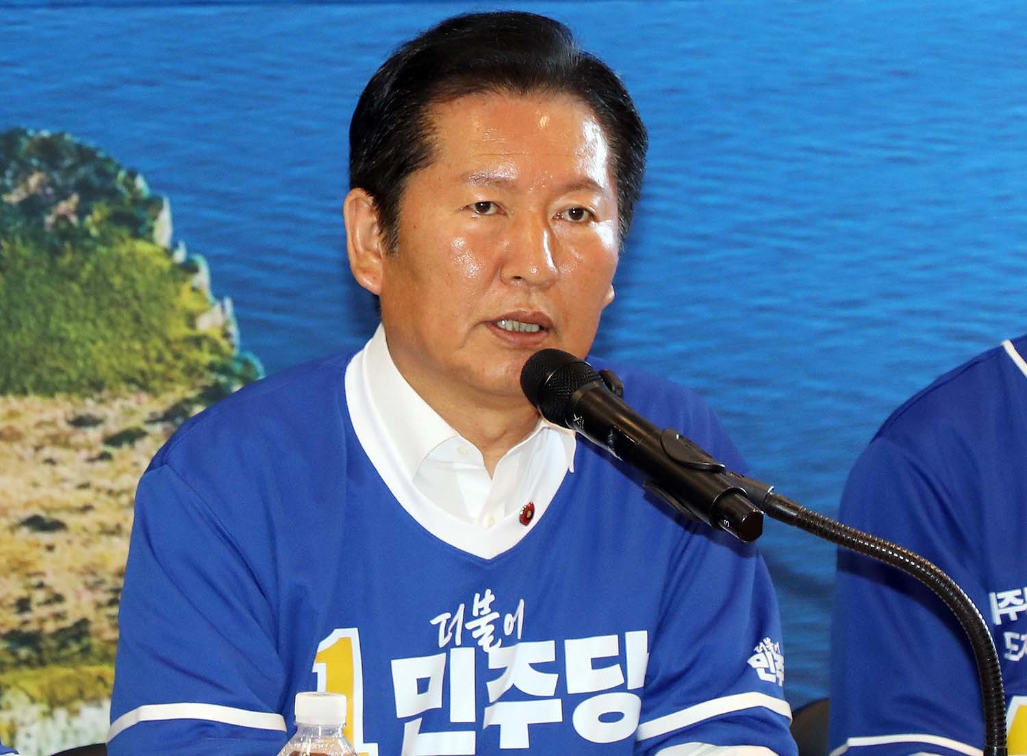 정청래 더불어민주당 대표가 15일 오전 제주시 오라동 위성곤 민주당 제주도지사 후보 선거사무소에서 열린 선거대책위원회 회의에서 발언하고 있다. / 뉴스1