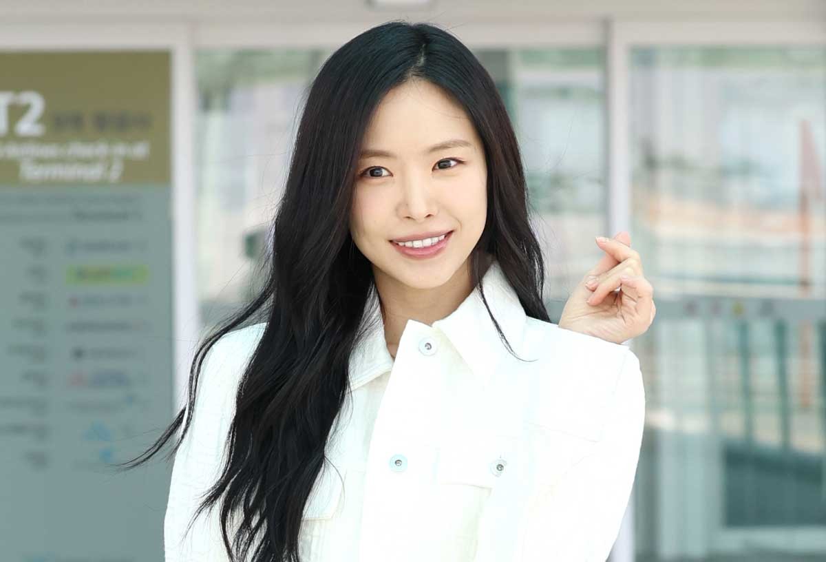 배우 손나은이 화보 촬영을 위해 지난해 5월 28일 인천국제공항을 통해 LA로 출국하기 전 인사를 하고 있다. / 뉴스1