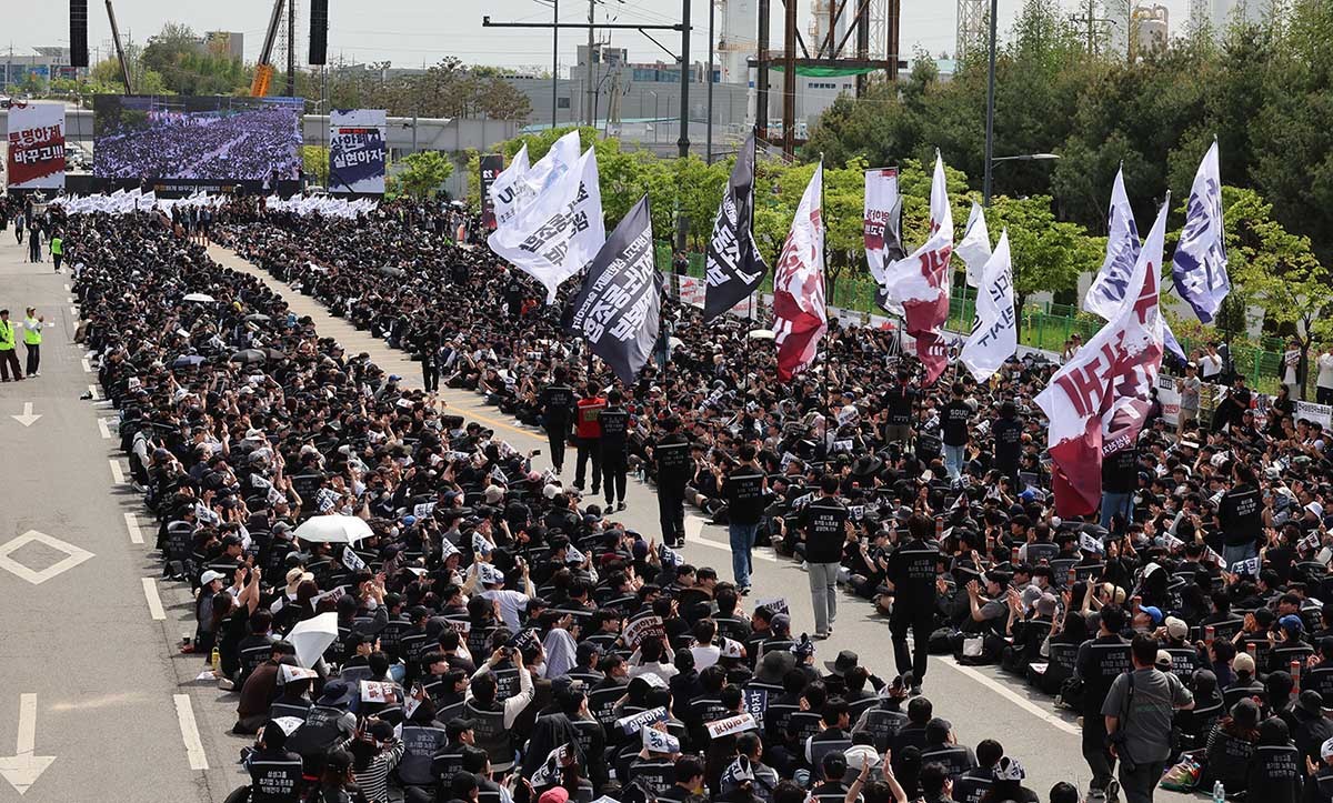 4월 23일 경기 평택시 고덕동 삼성전자 평택캠퍼스에서 열린 삼성전자 노동조합 공동투쟁본부 '4·23 투쟁 결의대회'에서 조합원들이 구호를 외치고 있다. / 뉴스1