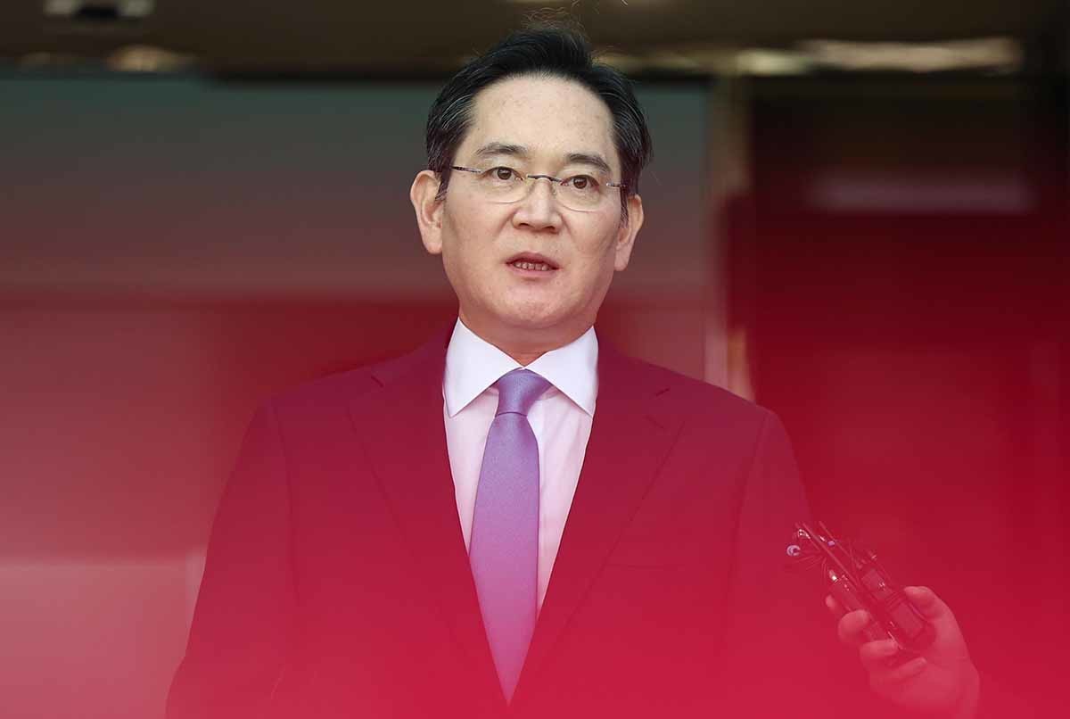 이재용 삼성전자 회장이 16일 서울 강서구 서울김포비즈니스항공센터로 귀국하며 노조 파업에 대한 입장을 밝히고 있다. / 뉴스1