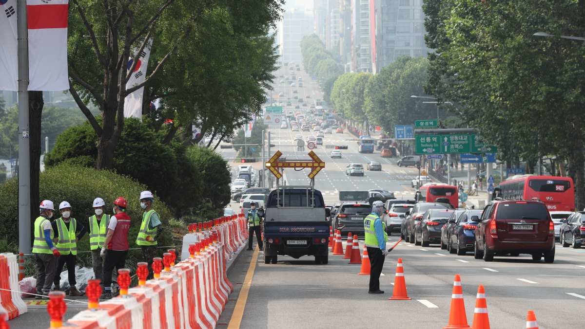 2021년 서울 강남구 영동대로에서 관계자들이 영동대로 지하공간 복합개발 사업 공사를 하고 있다. / 뉴스1