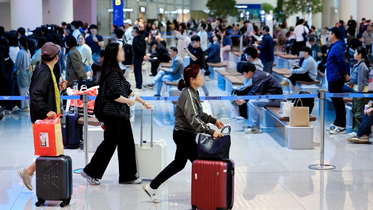 여행객들이 인천공항 제2여객터미널을 통해 귀국하고 있다. / 뉴스1