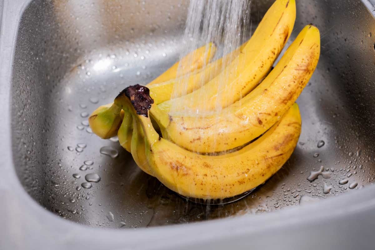 바나나를 세척하는 모습. / fotogurmespb-shutterstock.com