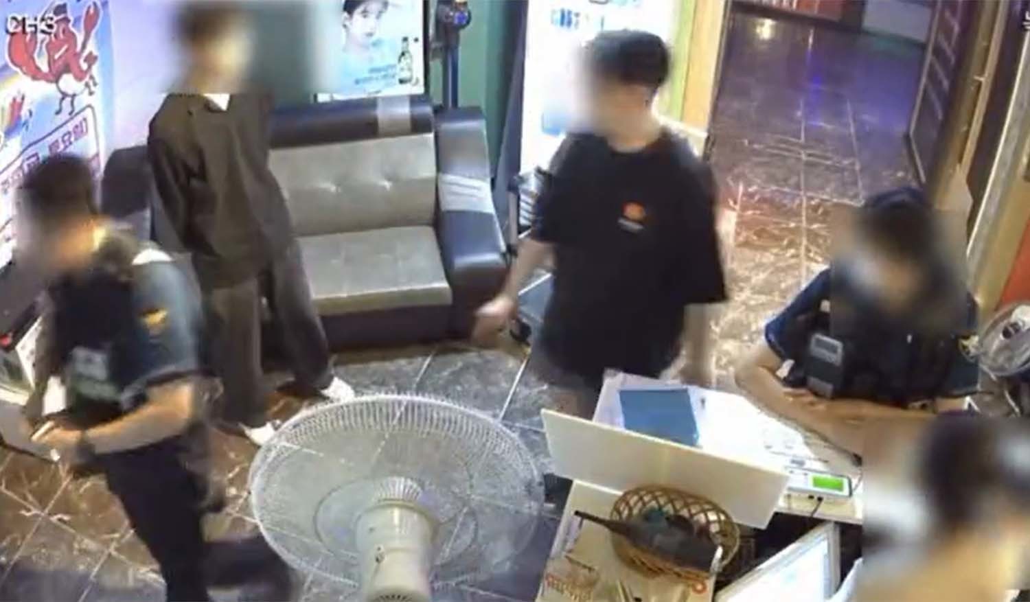 노래방 CCTV 영상. 왼쪽에서 세 번째 남성이 억울하다고 주장하는 A씨다. 맨 오른쪽 인물이 고소인인 여경이다. / '김원TV' 유튜브 채널