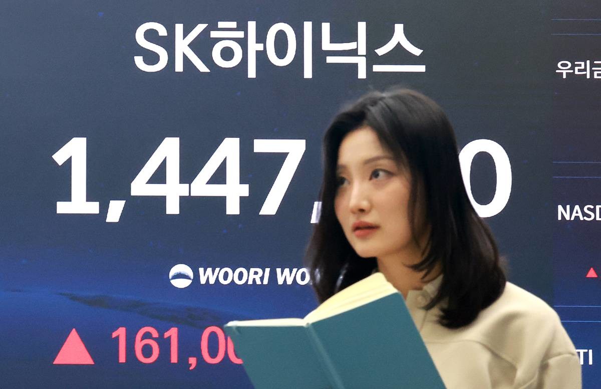 코스피 지수가 종가 기준 사상 최고치를 경신한 지난 4일 오후 서울 중구 우리은행 본점 딜링룸 전광판에 SK하이닉스 종가가 12.44% 오른 144만7000원에 표시되고 있다 / 뉴스1