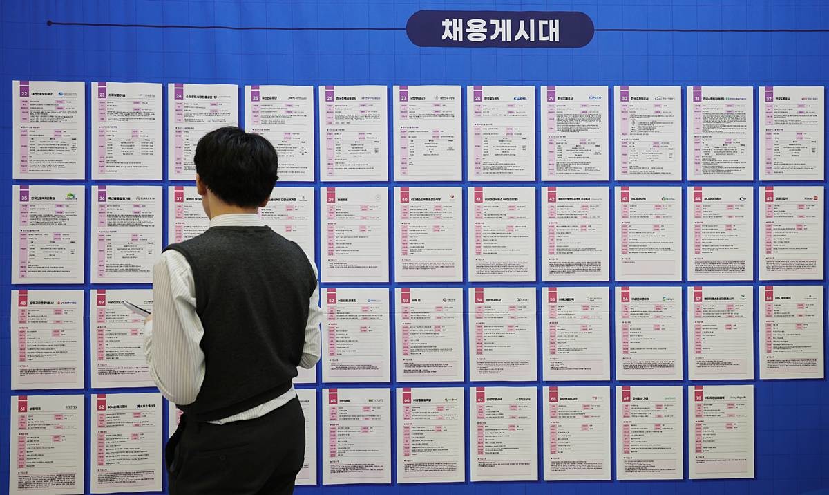 구직자들이 채용게시판에서 채용 정보를 살피고 있다 / 뉴스1