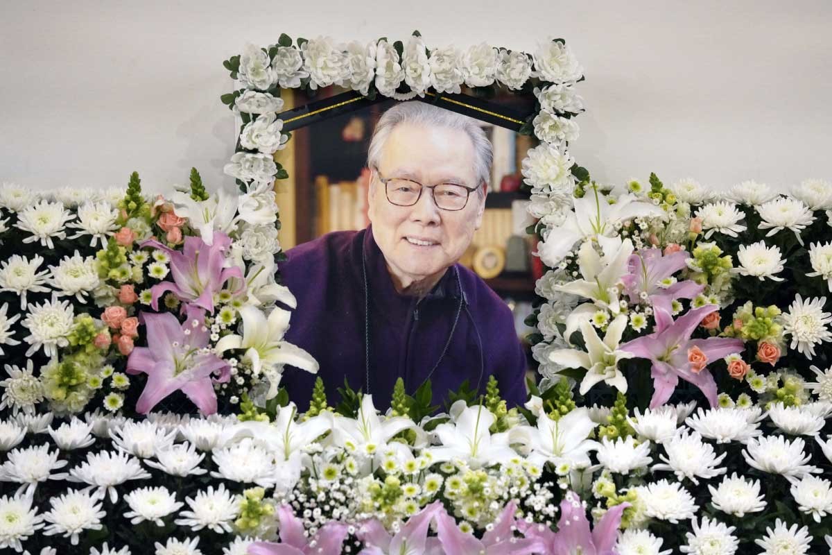 '시대의 지성' 이어령 초대 문화부 장관 별세. 초대 문화부 장관을 지낸 이어령 이화여자대학교 명예석좌교수가 암 투병 끝에 89세를 일기로 지난 2022년 2월 26일 별세했다. 사진은 이날 서울 종로구 서울대병원 장례식장에 마련된 빈소. / 뉴스1