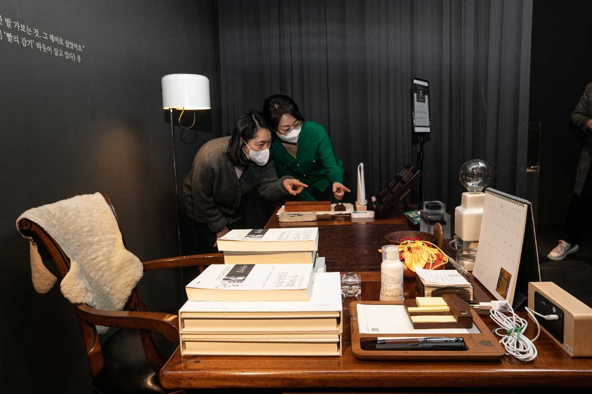 '이어령의 서'. 지난 2024년 2월 24일 오전 서울 서초구 국립중앙도서관에서 열린 故 이어령 1주기 추모 특별전시 '이어령의 서'에 고 이어령 초대 문화부 장관의 책상이 전시돼 있다. / 뉴스1