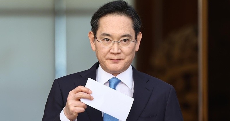 이재용 삼성전자 회장이 16일 서울 강서구 서울김포비즈니스항공센터로 귀국하며 주머니에서 입장문을 꺼내고 있다. 2026.5.16/뉴스1