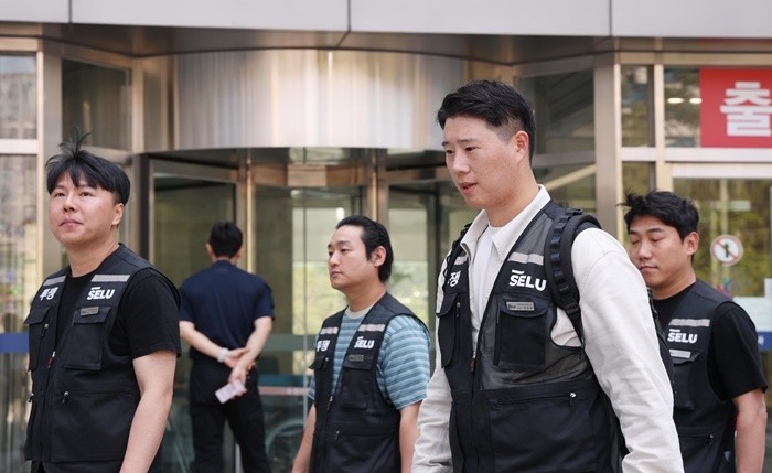 최승호 초기업노조 삼성전자지부 위원장이 13일 경기 수원시 영통구 수원지방법원에서 열린 삼성전자 노조 위법 쟁의행위 금지 가처분 신청 2차 심문을 마치고 나오고 있다.