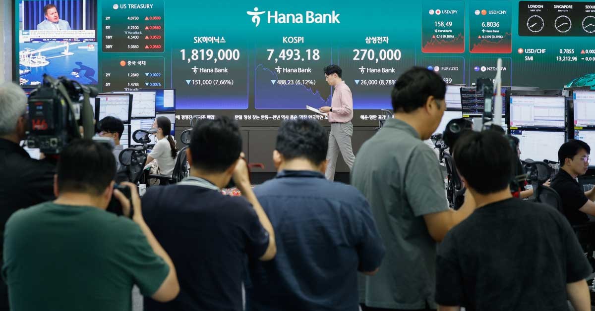 코스피가 장중 사상 처음으로 8000포인트를 돌파했다가 7490선에서 거래를 마감한 15일 오후 서울 중구 하나은행 본점 딜링룸에 코스피 지수와 SK하이닉스, 삼성전자 주가가 나오고 있다. 이날 코스피는 전일 대비 488.23포인트(6.12%) 하락한 7493.18, 코스닥은 61.27p(5.14%) 하락한 1129.82로 거래를 마쳤다. 달러·원 환율은 전일 오후 3시 30분 주간종가 대비 9.8원 오른 1500.8원을 기록했다. / 뉴스1