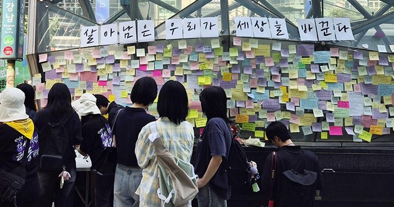강남역 여성 살해사건 10주기 추모행동 행사가 열린 17일 서울 지하철 강남역 10번 출구 앞 도로에서 시민들이 추모의 문구를 붙이고 있다. 2026.5.17/뉴스1