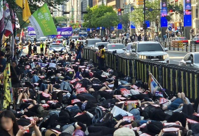 157개 여성시민단체로 구성된 '강남역 여성살해사건 10주기 추모행동'이 17일 서울 지하철 강남역 10번 출구 앞 도로에서 열린 강남역 여성 살해사건 10주기 추모행동 및 집회에서 퍼포먼스를 하고 있다. 2026.5.17/뉴스1