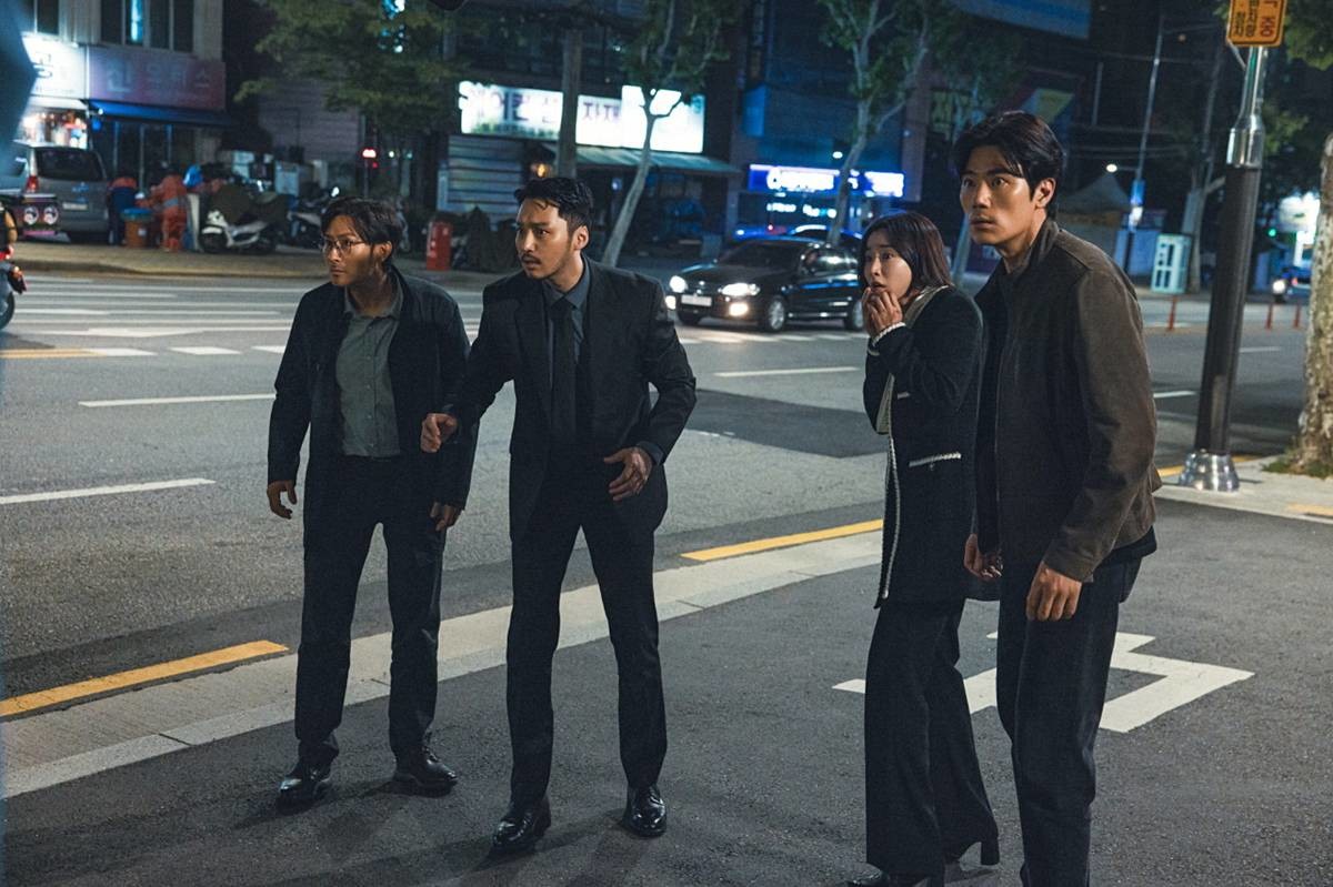 변요한은 국정원 요원 장원 역을, 김강우는 형사 민영 역을 맡아 극의 중심 /    CJ CGV
