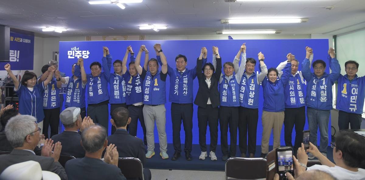 민주당 박희정 포항시장 후보 17일 선거사무소 개소식에서 민주당 후보들의 필승 결의 모습/이하 촬영 이창형