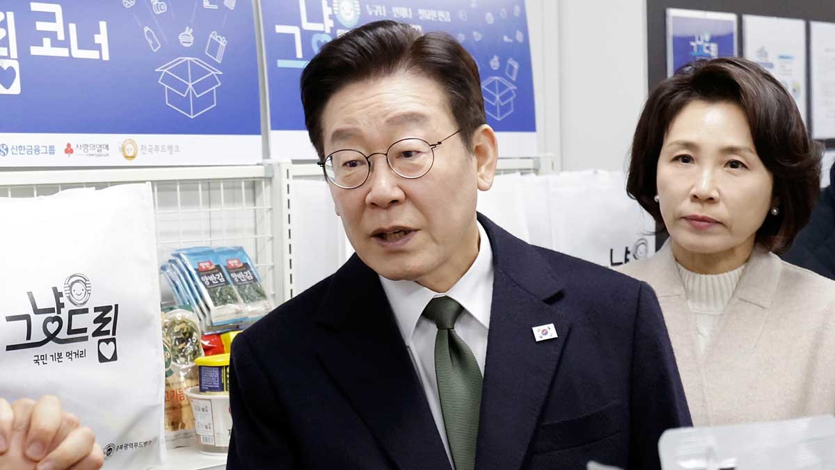 그냥드림 나누면 코너 방문한 이재명 대통령. 이재명 대통령과 김혜경 여사가 지난 2월 11일 충북 충주시건강복지타운 내 그냥드림 코너를 방문해 운영 현황을 점검하고 있다. / 뉴스1