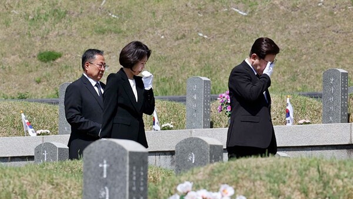 5·18 민주묘지 찾은 이재명 대통령 부부, 끝내 눈물 흘렸다