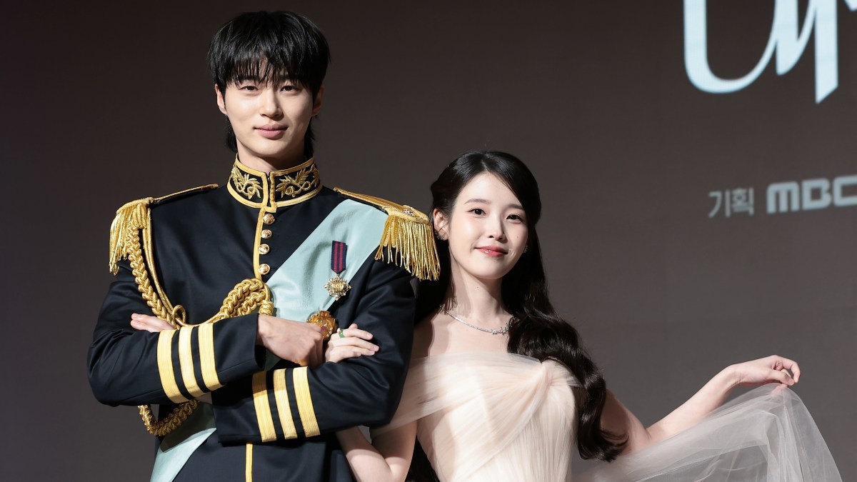 '21세기 대군부인' 역사 왜곡 논란에 주연 아이유·변우석이 동시에 사과문을 올렸다